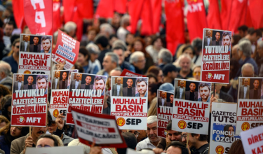 Penunjuk perasaan membantah tindakan kekerasan yang dikenakan ke atas wartawan di Turkiye/ AFP