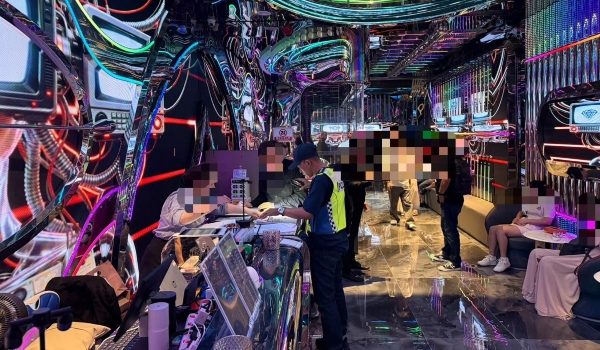 Polis menjalankan pemeriksaan di sebuah pusat hiburan haram di Jalan Chan Sow Lin/Foto Polis