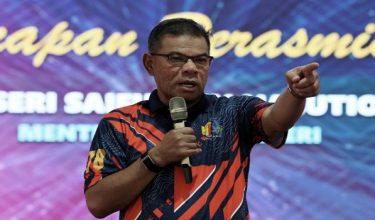 KULAI, 24 Okt -- Menteri Dalam Negeri Datuk Seri Saifuddin Nasution Ismail berucap pada Majlis Sambutan Hari Pendaftaran Negara (HPN) Ke-78 serta Peluncuran Kampung dan Sekolah Angkat MADANI di Balai Raya, Kampung Melayu Sedenak, hari ini.

--fotoBERNAMA (2026) HAK CIPTA TERPELIHARA