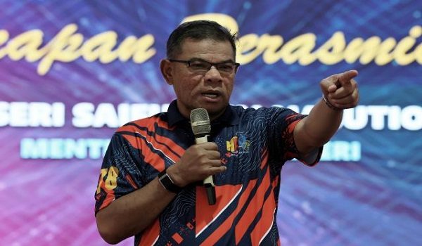 KULAI, 24 Okt -- Menteri Dalam Negeri Datuk Seri Saifuddin Nasution Ismail berucap pada Majlis Sambutan Hari Pendaftaran Negara (HPN) Ke-78 serta Peluncuran Kampung dan Sekolah Angkat MADANI di Balai Raya, Kampung Melayu Sedenak, hari ini.

--fotoBERNAMA (2026) HAK CIPTA TERPELIHARA