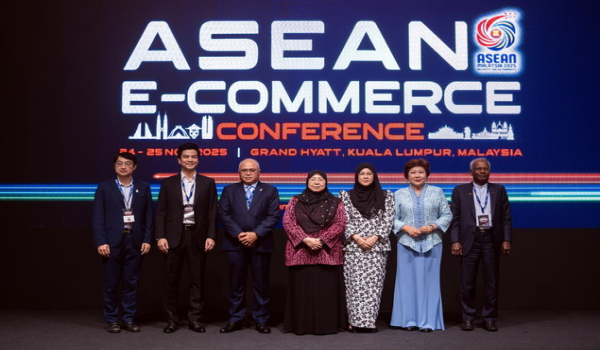 Timbalan Menteri Perdagangan Dalam Negeri dan Kos Sara Hidup, Datuk Dr Fuziah Salleh (empat, kiri) pada Majlis Pembukaan ASEAN E-Commerce Conference di Kuala Lumpur/BERNAMA