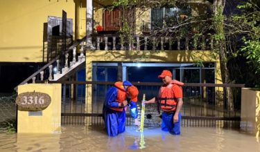 APM Sarawak di Kuching memantau paras air yang berisiko banjir/Foto APM Sarawak