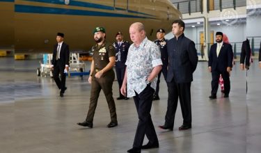 Pemangku Sultan Johor, Tunku Mahkota Ismail dan Tunku Temenggong Johor Tunku Idris Iskandar Al-Haj turut berangkat ke LTAS bagi mengucapkan selamat kepada Sultan Ibrahim.