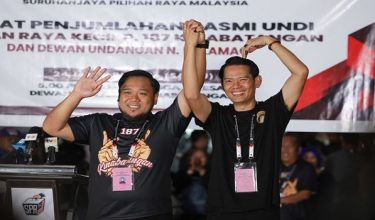 Penyandang bagi Parlimen Kinabatangan Mohd Kurniawan Naim Moktar dan DUN Lamag Mohd Ismail Ayob  meraikan kejayaan selepas diumumkan memenangi kerusi berkenaan. Foto/BERNAMA