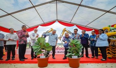 Datuk Seri Ahmad Zahid ketika merasmikan pecah tanah syarikat QL Inno Food Parks Bagan Datuk di sini. Foto/Bernama