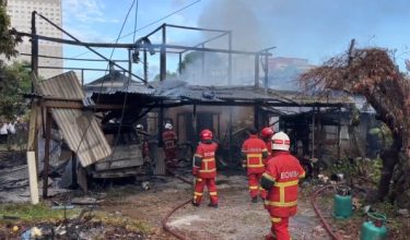 Rumah dua tingkat musnah terbakar/Foto RTM Terengganu