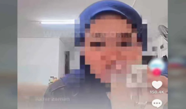 Tangkap layar video tular wanita minum air ketika siaran langsung di TikTok