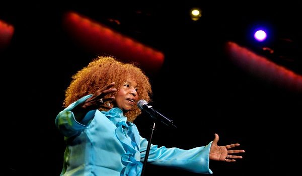 Roberta Flack membuat persembahan semasa konsertnya di Calvia, pulau Balearic Mallorca, pada 15 Julai 2006 / REUTERS