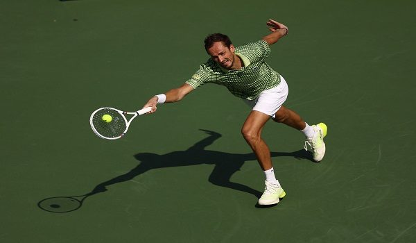 Pemain Rusia, Daniil Medvedev, beraksi ketika menentang pemain China, Shang Juncheng, pada pusingan 32 Kejohanan Tenis Dubai 2026/Foto REUTERS