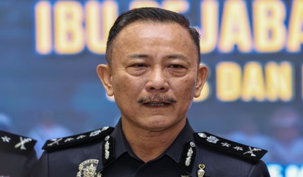 Timbalan Ketua Polis Johor, Deputi Komisioner Hoo Chuan Huat bercakap pada Majlis Perhimpunan Sempena Peringatan Hari Polis ke-219 Tahun 2026, Peringkat Ibu Pejabat Polis Kontinjen Johor hari ini/Foto BERNAMA
