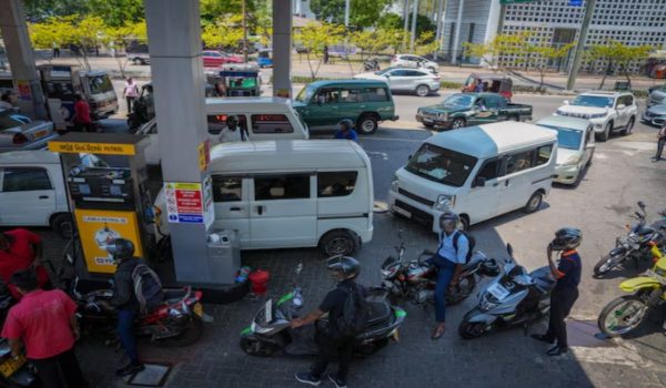Kenderaan beratur di stesen minyak susulan kebimbangan bekalan bahan api akibat konflik AS-Israel dengan Iran di Sri Lanka/Foto REUTERS
