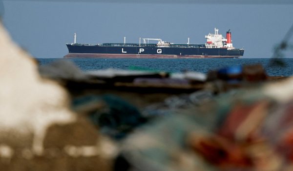Sebuah kapal tangki LPG berlabuh di Oman ketika trafik perkapalan menurun di Selat Hormuz susulan konflik Iran menentang Amerika Syarikat dan Israel/Foto REUTERS