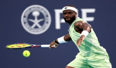 Frances Tiafoe dari Amerika Syarikat membalas pukulan pemain Perancis, Terence Atmane dalam saingan Terbuka Miami di Miami Gardens, Florida/Foto AFP