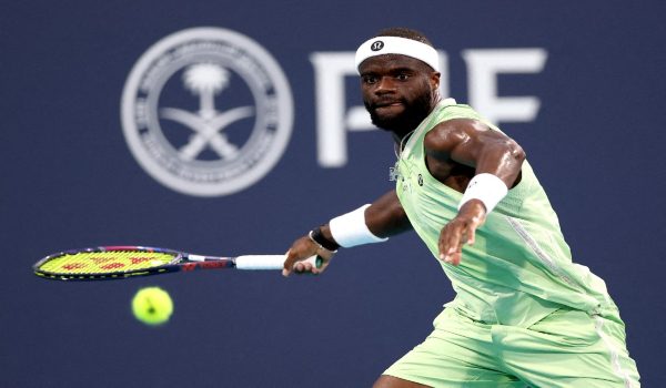 Frances Tiafoe dari Amerika Syarikat membalas pukulan pemain Perancis, Terence Atmane dalam saingan Terbuka Miami di Miami Gardens, Florida/Foto AFP