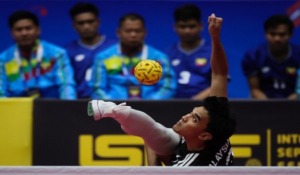 KUALA LUMPUR, 21 Mei -- Pemain regu sepak takraw negara Mohammad Syahir Mohd Rosdi beraksi menentang Myanmar acara regu berpasukan pada Kejuaraan Piala Dunia Sepak Takraw 2026 di Stadium Titiwangsa hari ini.

Malaysia muncul juara Kumpulan B acara berpasukan Piala Dunia Sepak Takraw 2026 selepas mencatat kemenangan bergaya 3-0 ke atas Myanmar pada aksi terakhir kumpulan.

--fotoBERNAMA (2026) HAK CIPTA TERPELIHARA