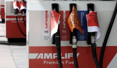 Gambar fail menunjukkan papan tanda ‘kehabisan stok’ dipaparkan pada pam minyak kosong di sebuah stesen petrol Ampol di Sydney pada 20 Mac lalu/Foto REUTERS