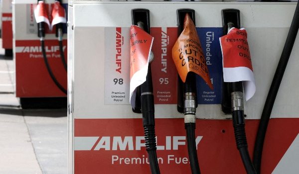 Gambar fail menunjukkan papan tanda ‘kehabisan stok’ dipaparkan pada pam minyak kosong di sebuah stesen petrol Ampol di Sydney pada 20 Mac lalu/Foto REUTERS