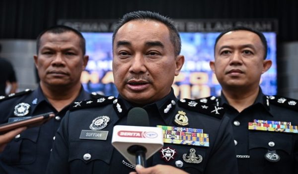 Timbalan Ketua Polis Terengganu YDH SAC Suffian Sulaiman (tengah) bercakap kepada media di Universiti Sultan Zainal Abidin (UniSZA)/Foto BERNAMA