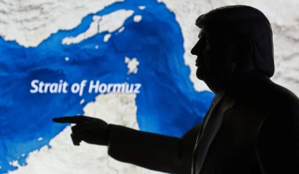 Peta Selat Hormuz bersama model mini 3D Presiden Amerika Syarikat, Donald Trump/Foto REUTERS