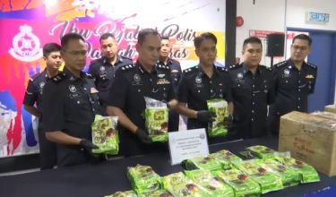 Ketua Polis Daerah Cheras, Asisten Komisioner Zam Halim Jamaluddin menunjukkan dadah yang dirampas dalam sidang media, hari ini