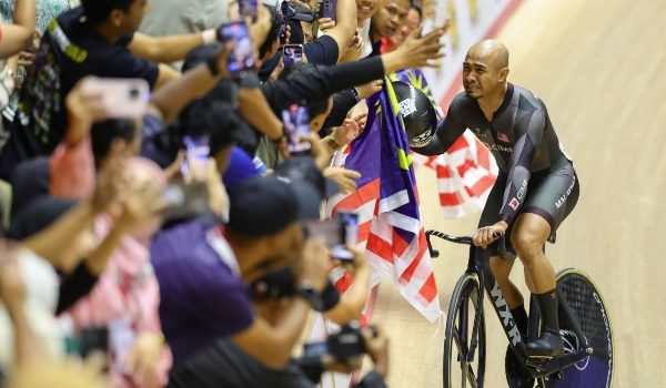 Datuk Azizulhasni Awang meraih pingat Emas dalam acara Keirin Lelaki pada Kejohanan Piala Dunia Berbasikal Trek UCI di Velodrom Nasional hari ini/Foto BERNAMA