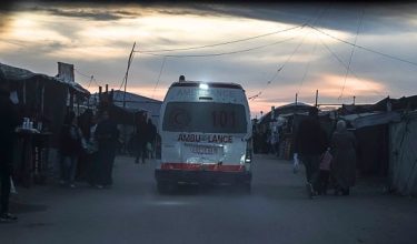 Sebuah ambulans menuju lokasi serangan Israel ke atas sebuah kenderaan polis di Khan Yunis, selatan Semenanjung Gaza pada 24 April 2026.