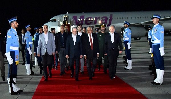 Iranian Foreign Minister Abbas Araqchi walks with Pakistan's Foreign Minister Mohammad Ishaq Dar and Army Chief, Field Marshal Asim Munir upon his arrival to discuss proposals for restarting peace talks with the U.S., in Islamabad, Pakistan, April 24, 2026. Pakistan's Ministry of Information/Handout via REUTERS THIS IMAGE HAS BEEN SUPPLIED BY A THIRD PARTY. NO RESALES. NO ARCHIVES. NO RESALES. NO ARCHIVES. BEST QUALITY AVAILABLE.
