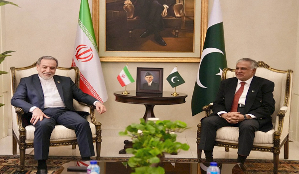 Menteri Luar Iran, Abbas Araqchi (kiri)./Foto REUTERS