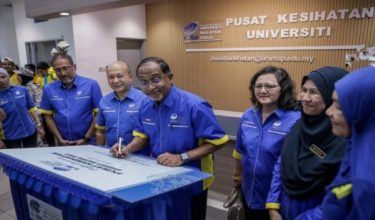 Menteri Pendidikan Tinggi, Datuk Seri Dr. Zambry Abdul Kadir (tengah)/Foto Bernama