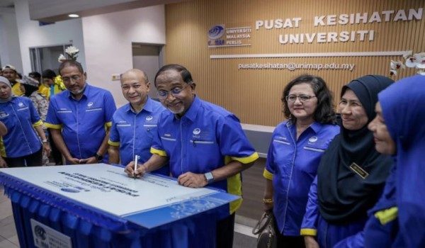 Menteri Pendidikan Tinggi, Datuk Seri Dr. Zambry Abdul Kadir (tengah)/Foto Bernama