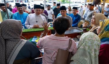 YAB Perdana Menteri, Dato' Seri Anwar Ibrahim makan tengah hari di Gerai Juadah Hari Raya & Gerai Dayang Kitchen di Permas Jaya sebelum menunaikan solat Jumaat di Masjid Bandar Permas Jaya, Johor. 24 April 2026. FATH RIZAL/Pejabat Perdana Menteri.

NO SALES; NO ARCHIVE; RESTRICTED TO EDITORIAL USE ONLY. NOTE TO EDITORS: This handout videos may only be used for editorial reporting purposes for the contemporaneous illustration of events, things or the people in the visual or facts mentioned in the caption. Re