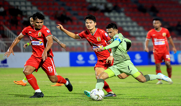 Pemain Selangaor FC Mohamad Faisal Abdul Halim (dua, kanan) mengawal bola ketika menentang Kelantan TRW pada perlawanan Liga Super di Stadium Sultan Muhammad ke-IV./foto BERNAMA.