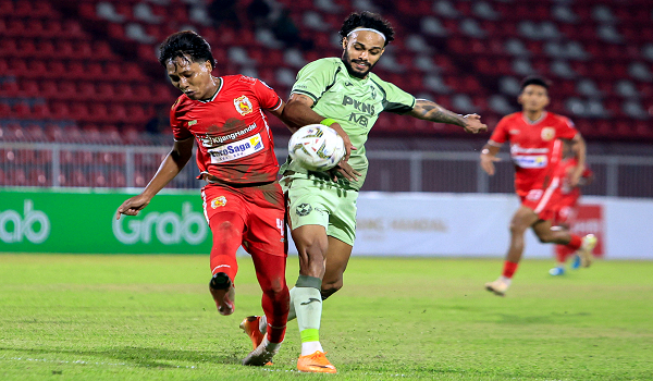 Pemain Selangor FC Chrigor Flores Moraes (dua, kanan) berebut bola dengan pemain Kelantan TRW FC Mohamad Faris Shah Mohd Rosli (kiri) pada perlawanan Liga Super./foto BERNAMA