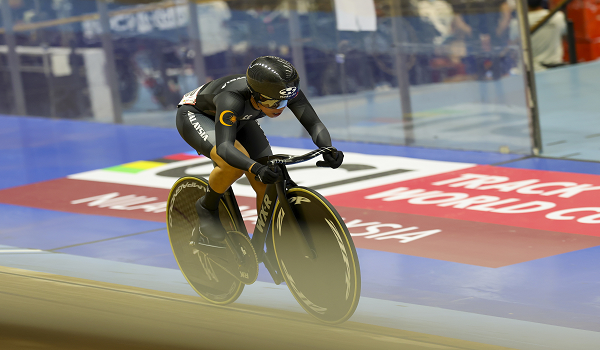 Pelumba berbasikal trek negara Nurul Izzah Izzati Mohd Asri beraksi dalam acara pecut wanita pada Kejohanan Piala Dunia Berbasikal Trek UCI di Velodrom Nasional./foto BERNAMA
