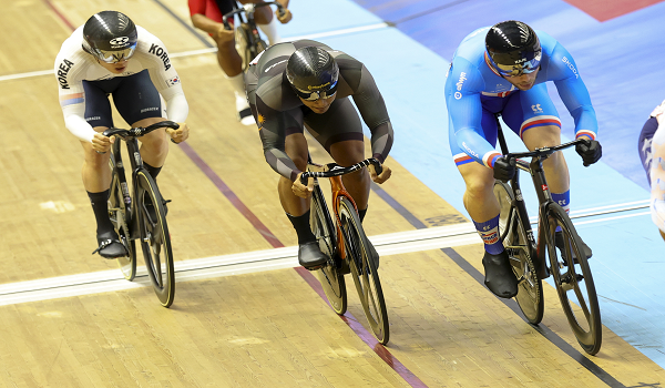 Atlet berbasikal trek negara Muhammad Shah Firdaus Shahrom beraksi dalam acara keirin lelaki pada Kejohanan Piala Dunia Berbasikal Trek UCI di Velodrom Nasional./foto BERNAMA