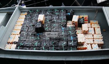Maritim Malaysia merampas minuman keras pelbagai jenama dari Pulau Labuan yang dianggarkan bernilai lebih RM472,000/Foto APMM