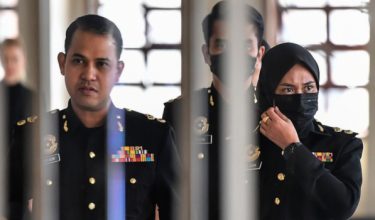 Pegawai Penyiasat Suruhanjaya Pencegahan Rasuah Malaysia (SPRM) Nur Aida Arifin (kanan) hadir sebagai saksi pendakwaan ke-49 dalam kes penyelewengan dana 1Malaysia Development Berhad (1MDB) yang dihadapi bekas Perdana Menteri Datuk Seri Najib Tun Razak di Mahkamah Tinggi hari ini/Foto BERNAMA