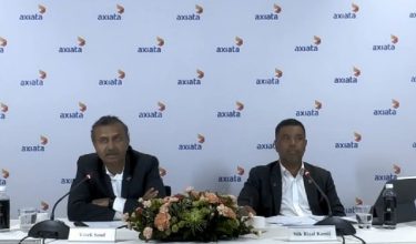 Ketua Pegawai Eksekutif Kumpulan dan Pengarah Urusan Axiata, Vivek Sood (kiri) bersama Ketua Pegawai Kewangan Kumpulan Axiata, Nik Rizal Kamil Nik Ibrahim Kamil pada Taklimat Media Mesyuarat Agung Tahunan Axiata ke-34. - RTM