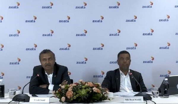Ketua Pegawai Eksekutif Kumpulan dan Pengarah Urusan Axiata, Vivek Sood (kiri) bersama Ketua Pegawai Kewangan Kumpulan Axiata, Nik Rizal Kamil Nik Ibrahim Kamil pada Taklimat Media Mesyuarat Agung Tahunan Axiata ke-34. - RTM