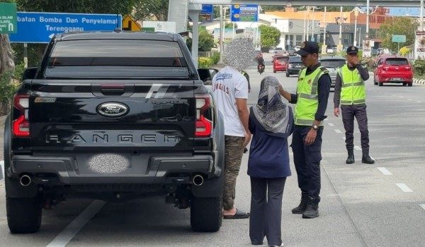 Kenderaan pacuan empat roda milik bekas pemain bola sepak kebangsaan diperiksa dalam Operasi Khas Hari Raya Aidiladha (HRAA) 2026 oleh JPJ Terengganu - RTM