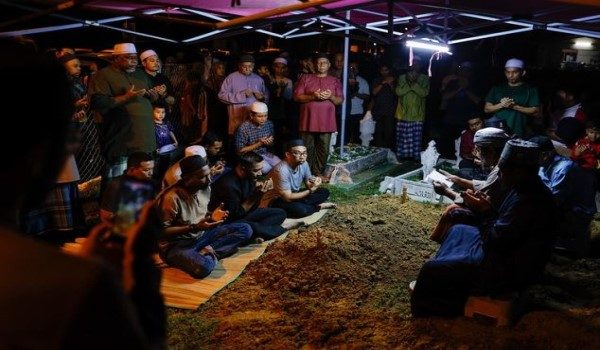 Jenazah Allahyarham Ahmad Fiqri Zakaria, selamat dikebumikan di Tanah Perkuburan Islam Padang 
Sebang, Melaka - BERNAMA