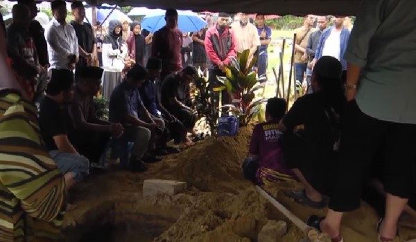 enazah dua pekerja yang maut dalam insiden kemalangan di Pelantar Sepat, perairan Terengganu-Kelantan, selamat dikebumikan di Tanah Perkuburan Islam Setali, Kuantan - RTM