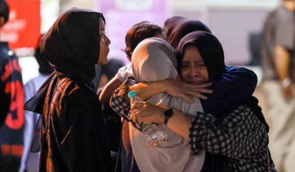 Ahli keluarga mangsa berada di Jabatan Perubatan Forensik Hospital Sultanah Nur Zahirah (HSNZ) bagi menuntut jenazah mangsa yang maut dalam kemalangan bot penyelamat di platform Sepat/ BERNAMA