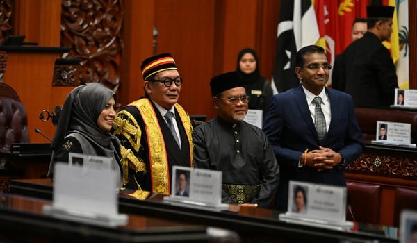 Tiga Ahli Dewan Negara termasuk seorang lantikan baharu mengangkat sumpah jawatan senator di hadapan Yang Dipertua Dewan Negara Datuk Awang Bemee Awang Ali Basah (dua dari kiri)/ JAPEN