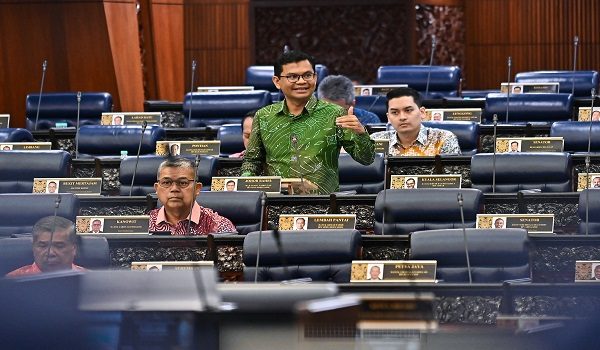 Menteri Ekonomi, Akmal Nasrullah Mohd Nasir menjawab soalan pada sesi waktu pertanyaan menteri di Dewan Rakyat di sini. / Foto BERNAMA