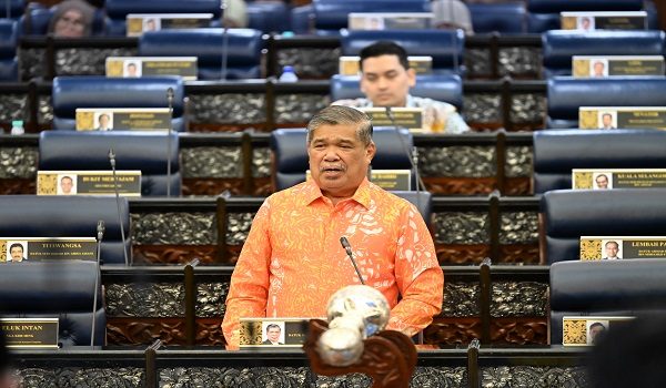 Menteri Pertanian dan Keterjaminan Makanan, Datuk Seri Mohamad Sabu memberi penjelasan pada sesi pertanyaan jawab lisan di Dewan Rakyat, di sini. / Foto BERNAMA