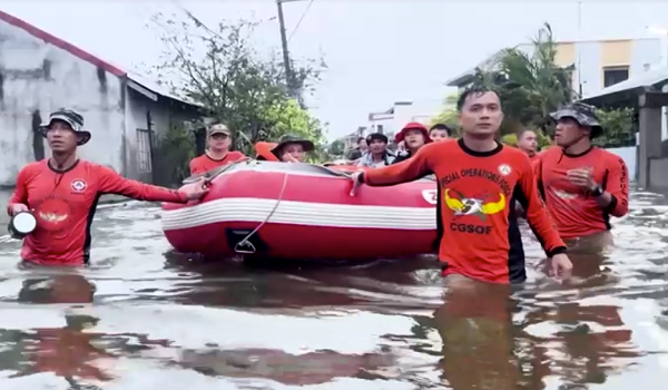 Pasukan Pengawal Pantai Filipina giat menjalankan operasi pemindahan di beberapa kawasan yang dilanda banjir di utara Filipina/Foto REUTERS