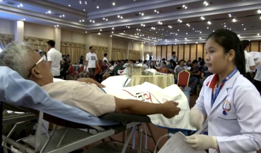Orang ramai mengunjungi pusat derma darah di Dewan Koh Pich, Phnom Penh/Foto REUTERS