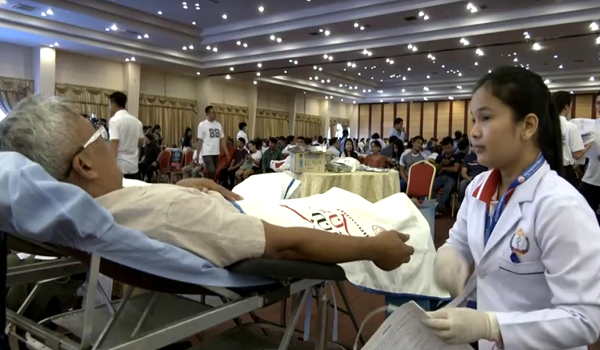 Orang ramai mengunjungi pusat derma darah di Dewan Koh Pich, Phnom Penh/Foto REUTERS
