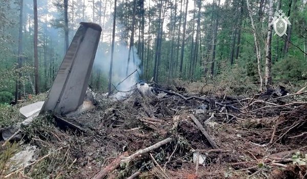 Bangkai pesawat Angara Airlines jenis An-24 yang terhempas di wilayah Amur, timur Rusia/Foto REUTERS